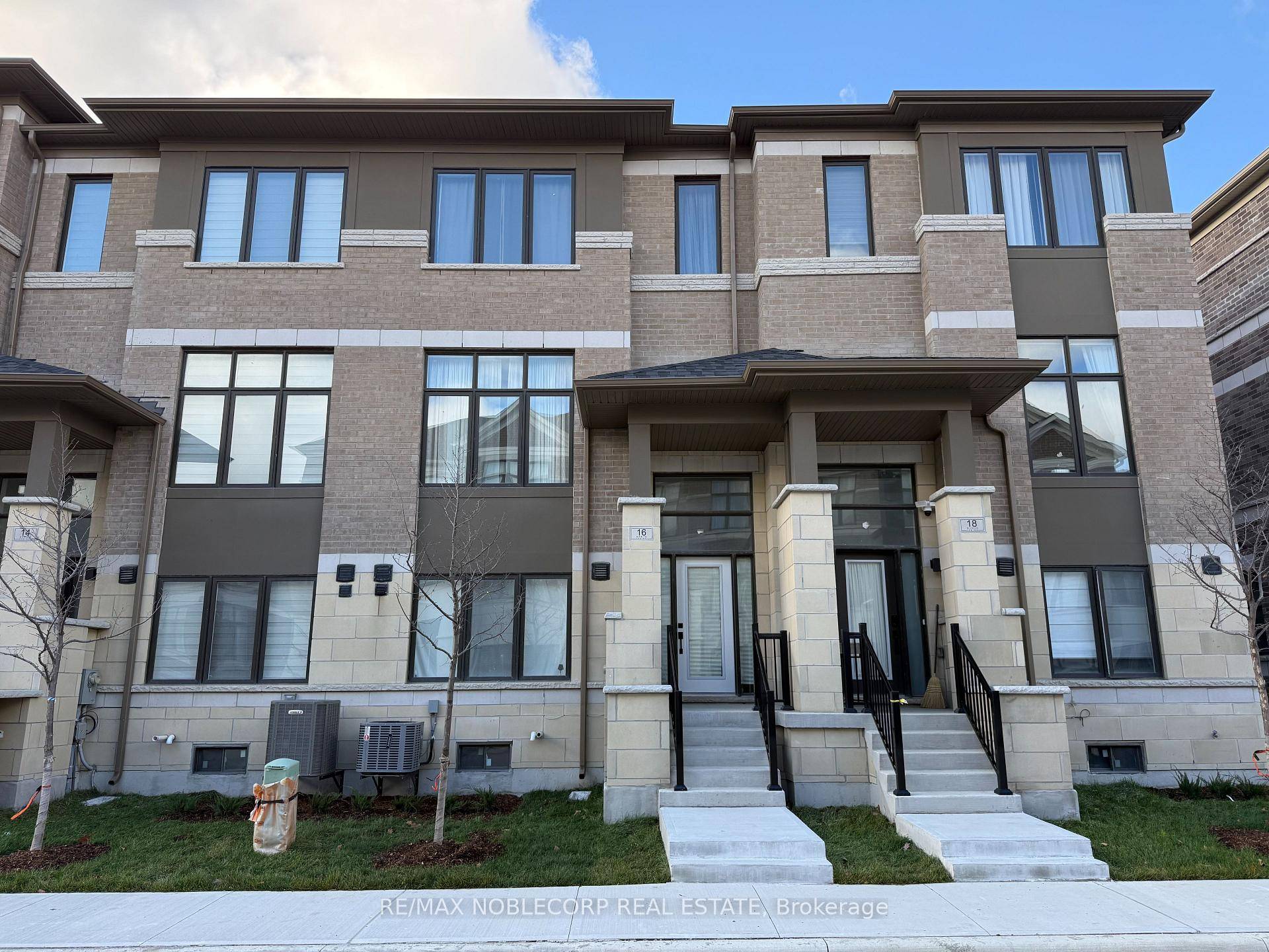 Executive Freehold 3 Bed Den, 3 Bath Townhouse in Ivylea.