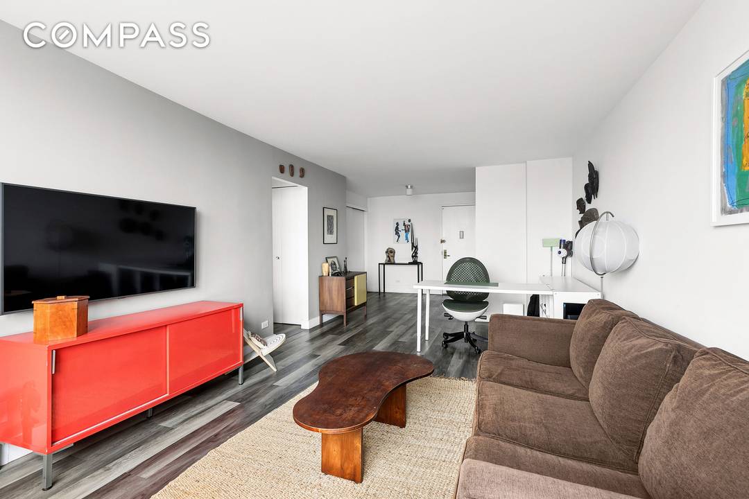 Residence 30F is a high floor, beautifully renovated one bedroom with expansive city views and incredible light.