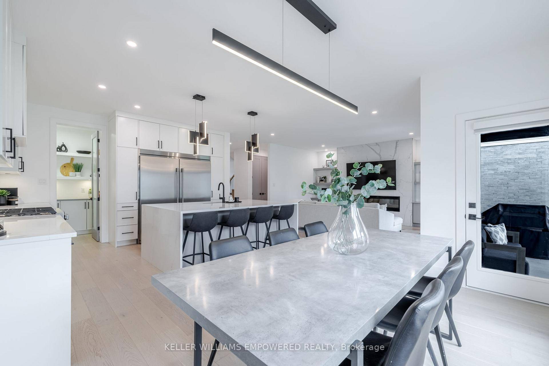 Welcome to 1611 Upper West Avenue Elegant Living in Londons Desirable North WestDiscover refined comfort in this beautifully finished 4 1 bedroom, 4 bathroom home located in one of Londons ...