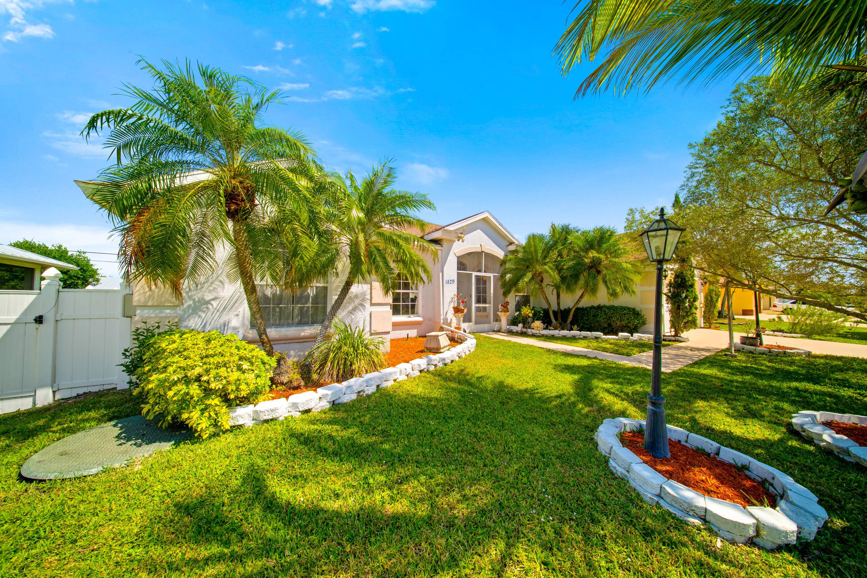 Welcome to 1429 SW Santiago Avenue !