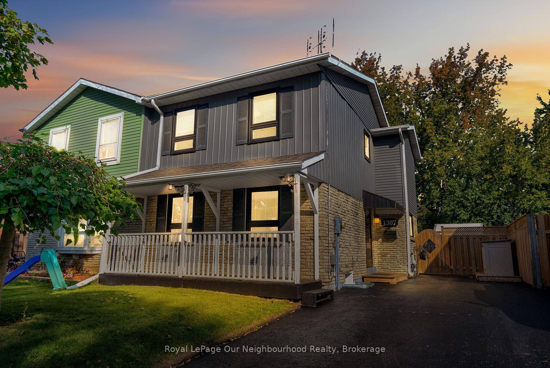 Charming amp ; Stylish Semi Detached Home Near Lakeview Park !