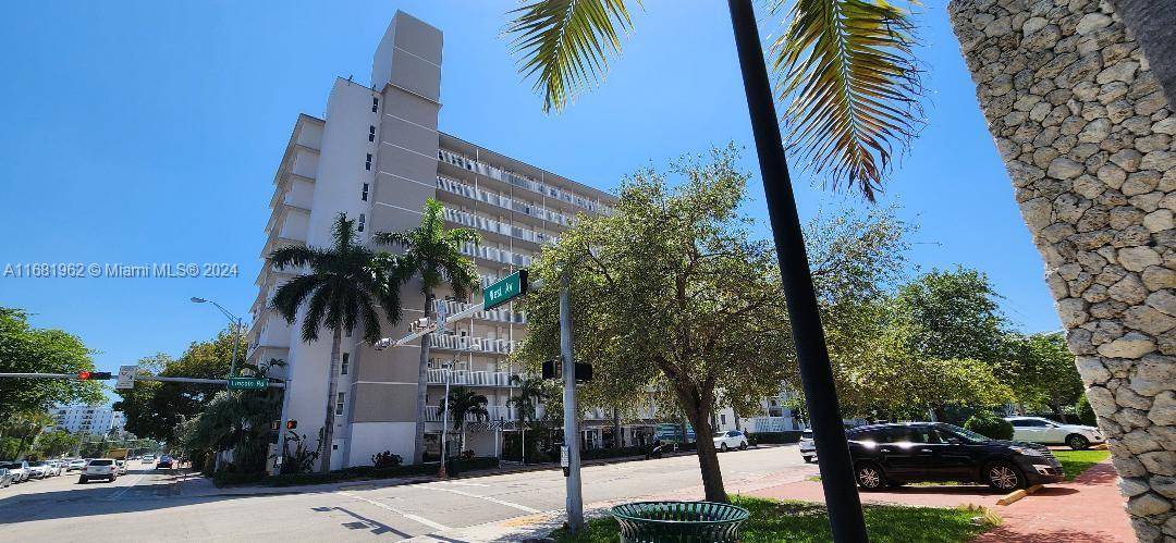 Bright amp ; Spacious 2 Bedroom Condo in the Heart of South Beach, Amazing opportunity at a great price don t miss out !