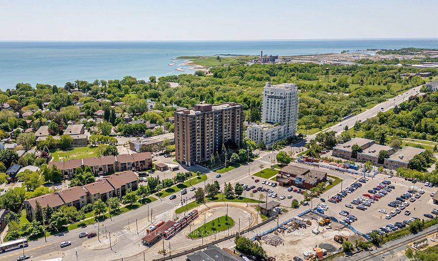 Rarely offered 2 bed 1 bath south facing penthouse suite in Lakeshore Park Estates.