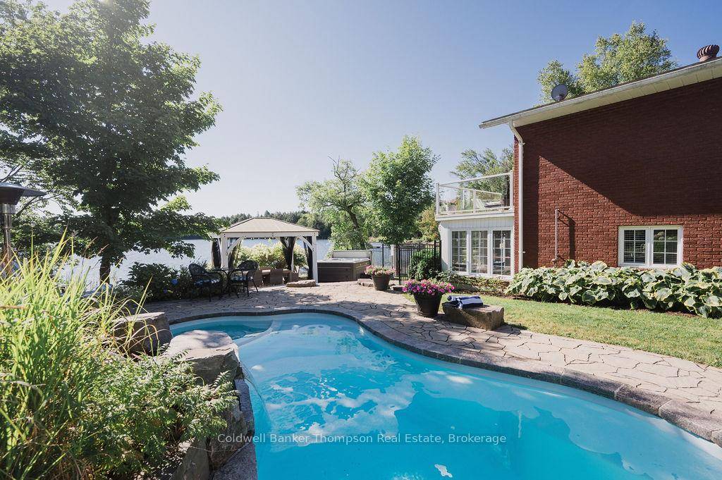 LUXURIOUS LAKESIDE LIVING ON EAGLE LAKE !