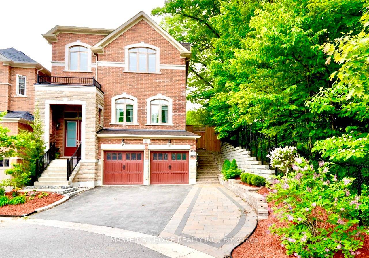 Beautiful Modern Sun Filled Family Home Surrounded By Nature In The Aurora Estate Neighborhood.