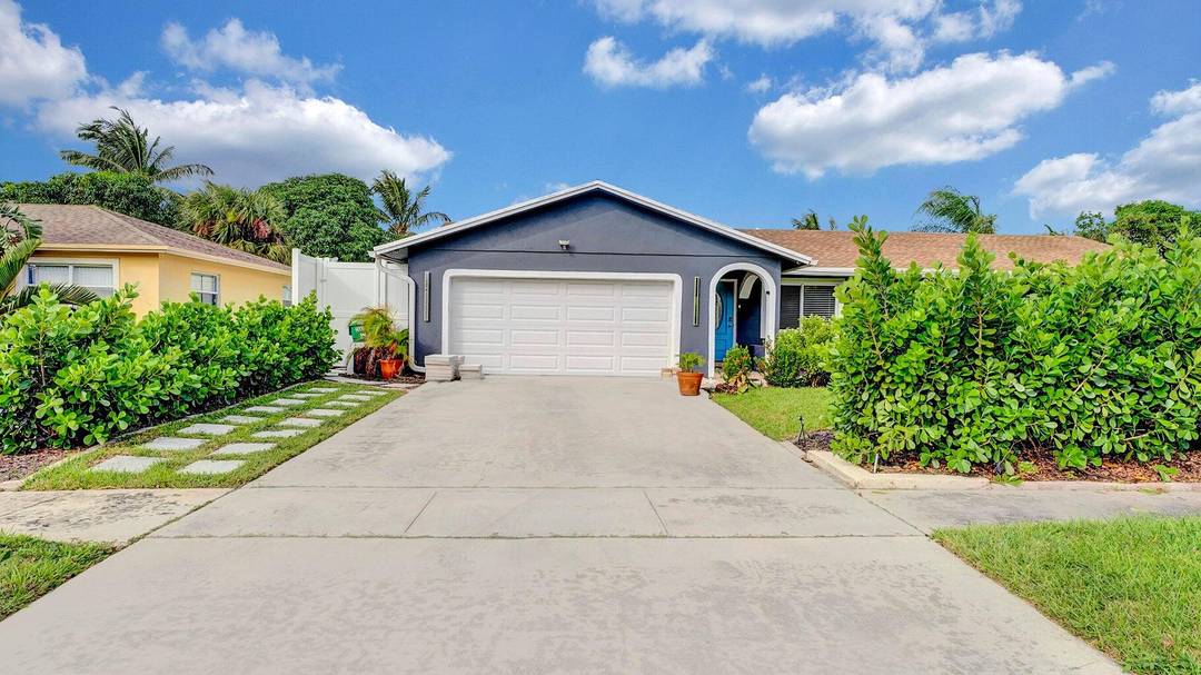 This beautiful Delray Beach home offers the perfect blend of comfort, style, and flexibility just minutes from Atlantic Avenue and the beach.