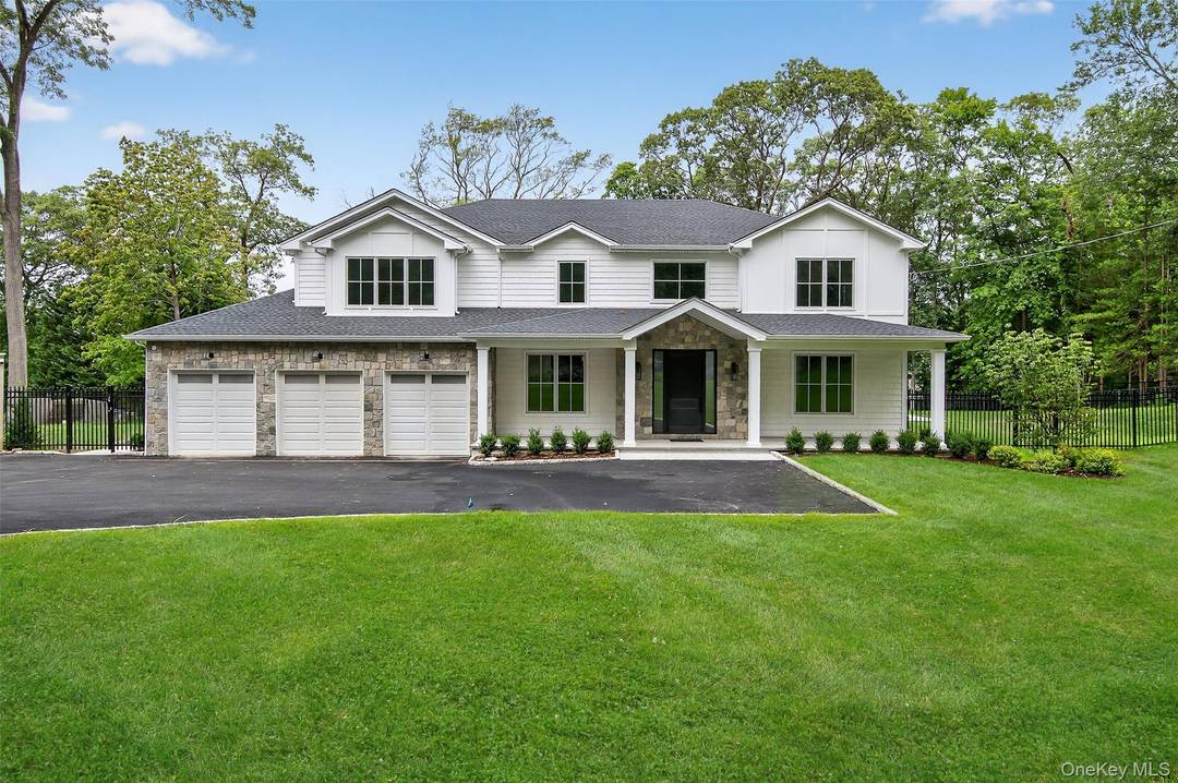 Private amp ; Serene in a Country Setting with Big Sky Views in the Heart of North Syosset !