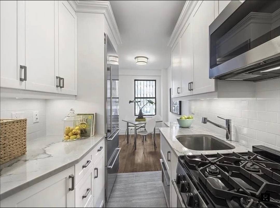 Renovated Condo with Flexible Layout amp ; Low Carrying CostsBright and charming flexible layout junior 1 one bedroom in a boutique condo building with low monthly carrying costs and excellent ...