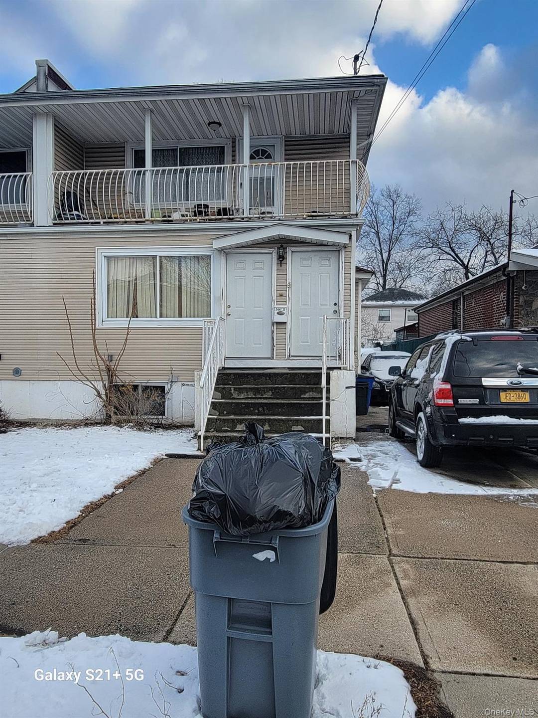 INVESTOR SPECIAL RIGHT 1 UNIT 2 BEDROOM 1 BATH 1 LINING 1 KITCHEN LEFT SIDE 3 BEDROOMS LIVING AND DINING 1 BATH BASEMENT HAS 2 BEDROOMS BIT UNFINISHED NEEDS TLC ...