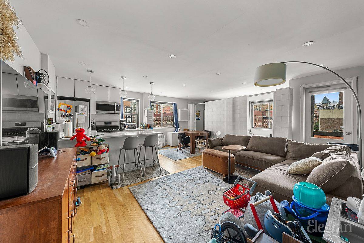 This oversized corner one bedroom offers impressive space, abundant natural light from north and east exposures with open city views of the Empire St building and more.