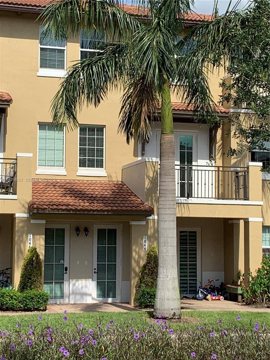 Beautiful and well maintained 2 bedroom condo, located in the exclusive, gated community of Cobblestone.