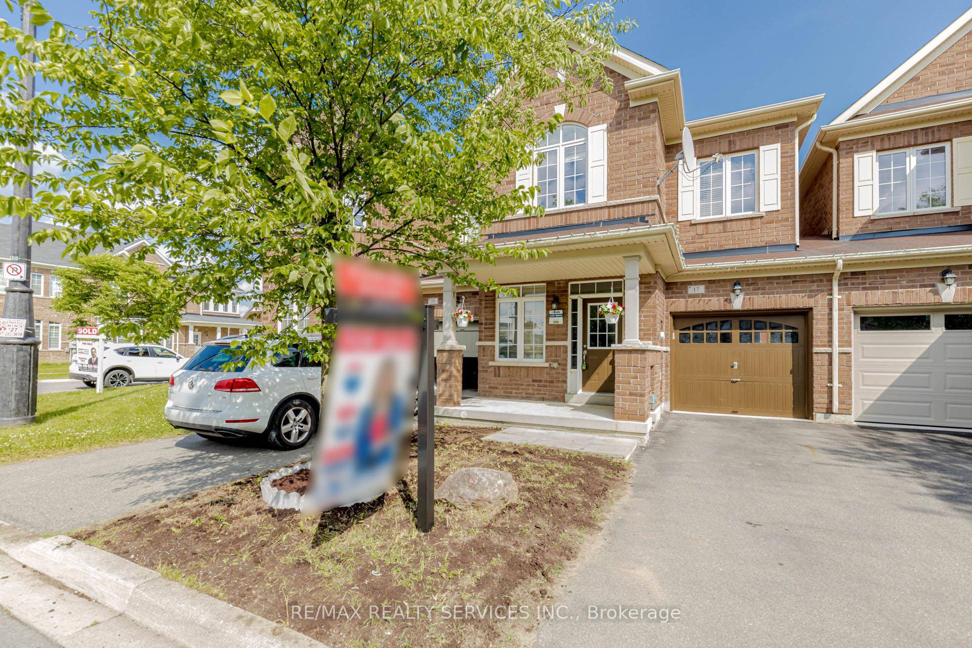 Absolutely Stunning ! Beautifully Maintained amp ; Nicely Upgraded 4 Bed, 3 Bath Townhome in One of Northwest Brampton's Most Desirable Neighborhoods.