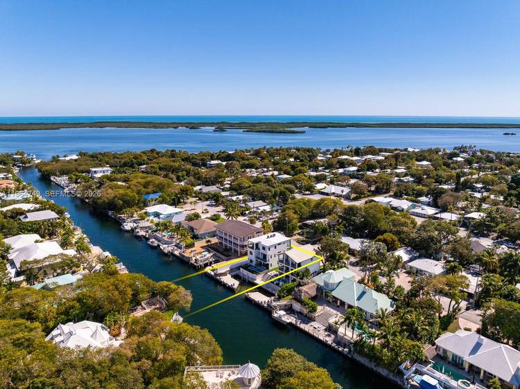 Claim your position on one of Key Largo s most strategic stretches of water.