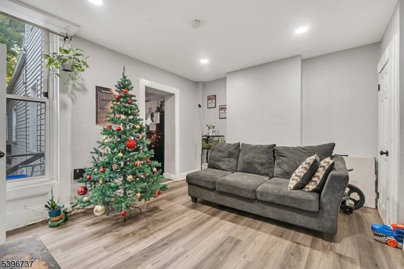 FOUR FAMILY ! EXCELLENT INVESTMENT OPPORTUNITY IN BLOOMFIELD !