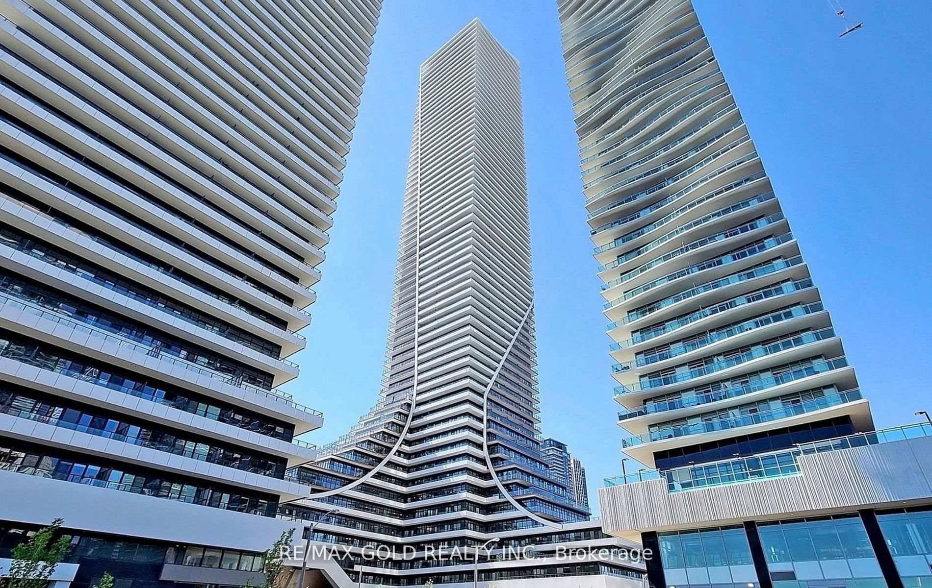 Experience luxury living in this breathtaking suite on the 52nd floor, offering spectacular north, east, and south views of the city, downtown CN Tower, and the lake.
