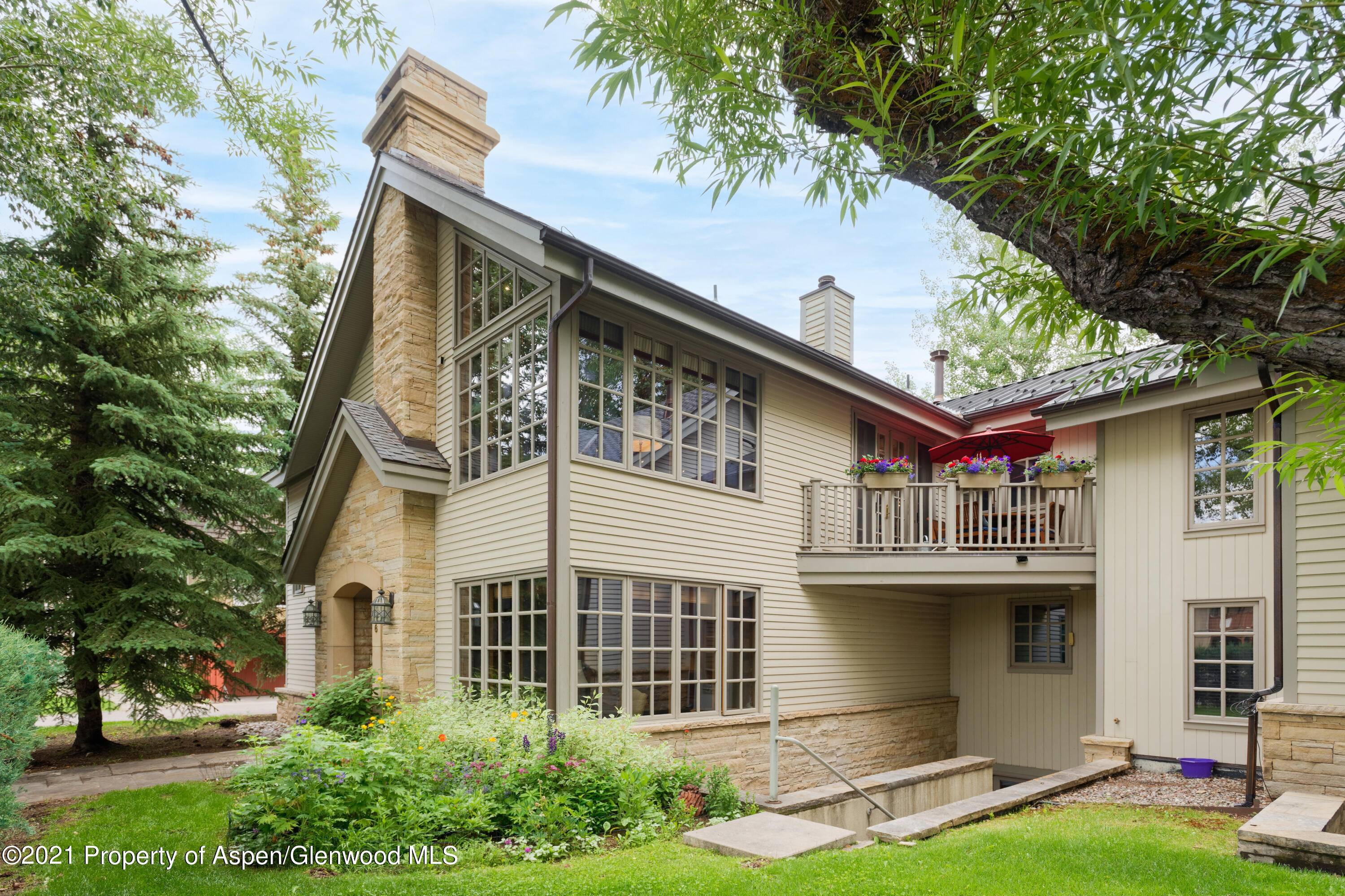 This 4 bedroom townhome is ideally located downtown, just a block from City Market and 3 blocks to the gondola.