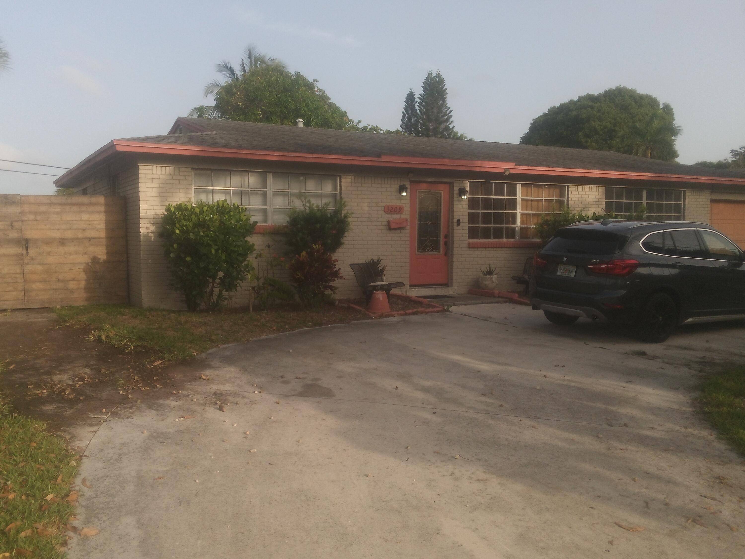 Nice WATERFRONT 3b 2b family home, with private pool.