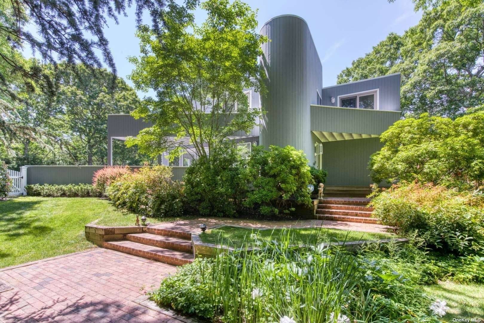 Bordering an 8 acre reserve in very close proximity to Southampton Village, this striking contemporary offers a sublime and private setting.