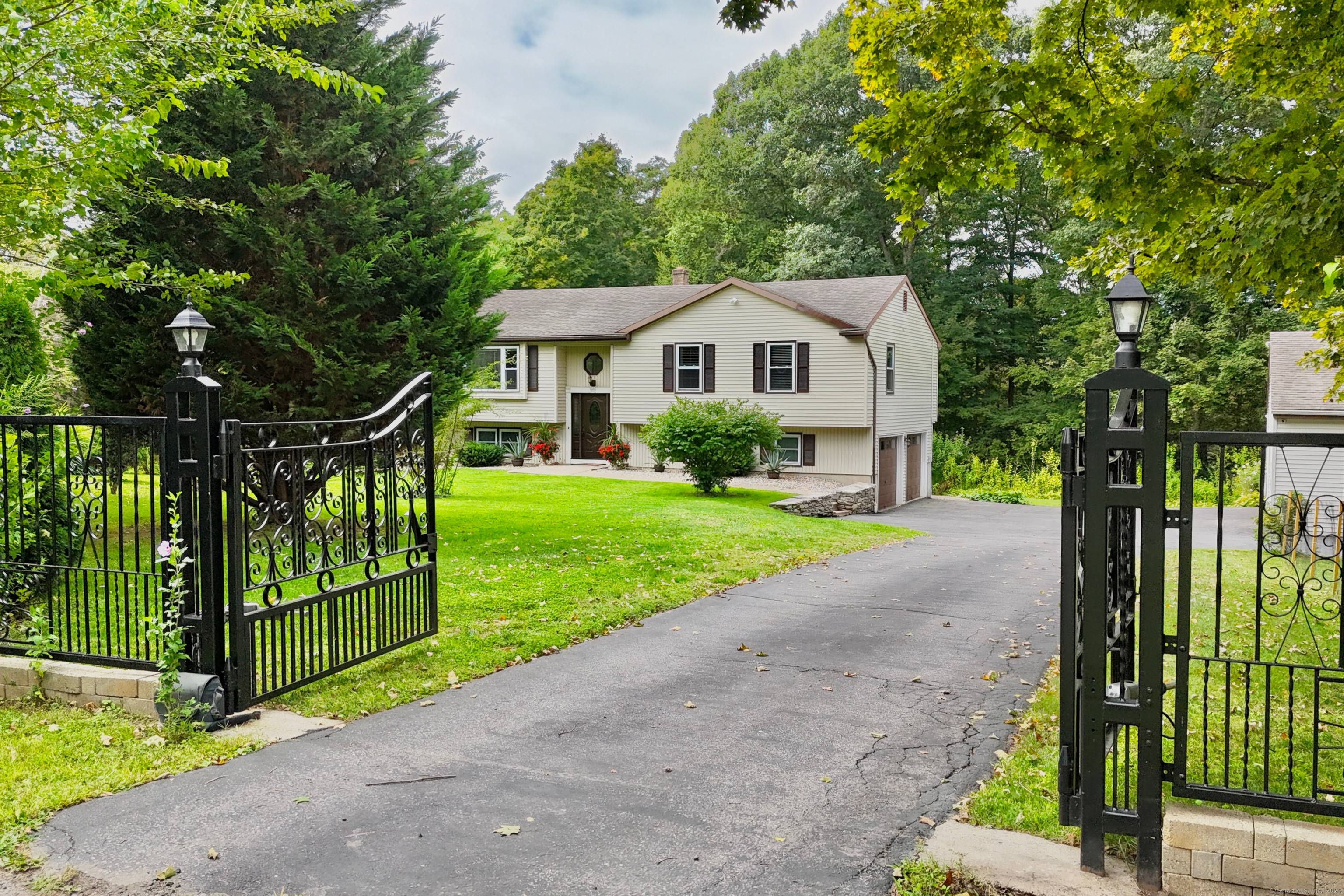 Just steps from Wadsworth State Park and the iconic Wadsworth Mansion, this three bedroom, two bath retreat blends comfort, flexibility, and location.
