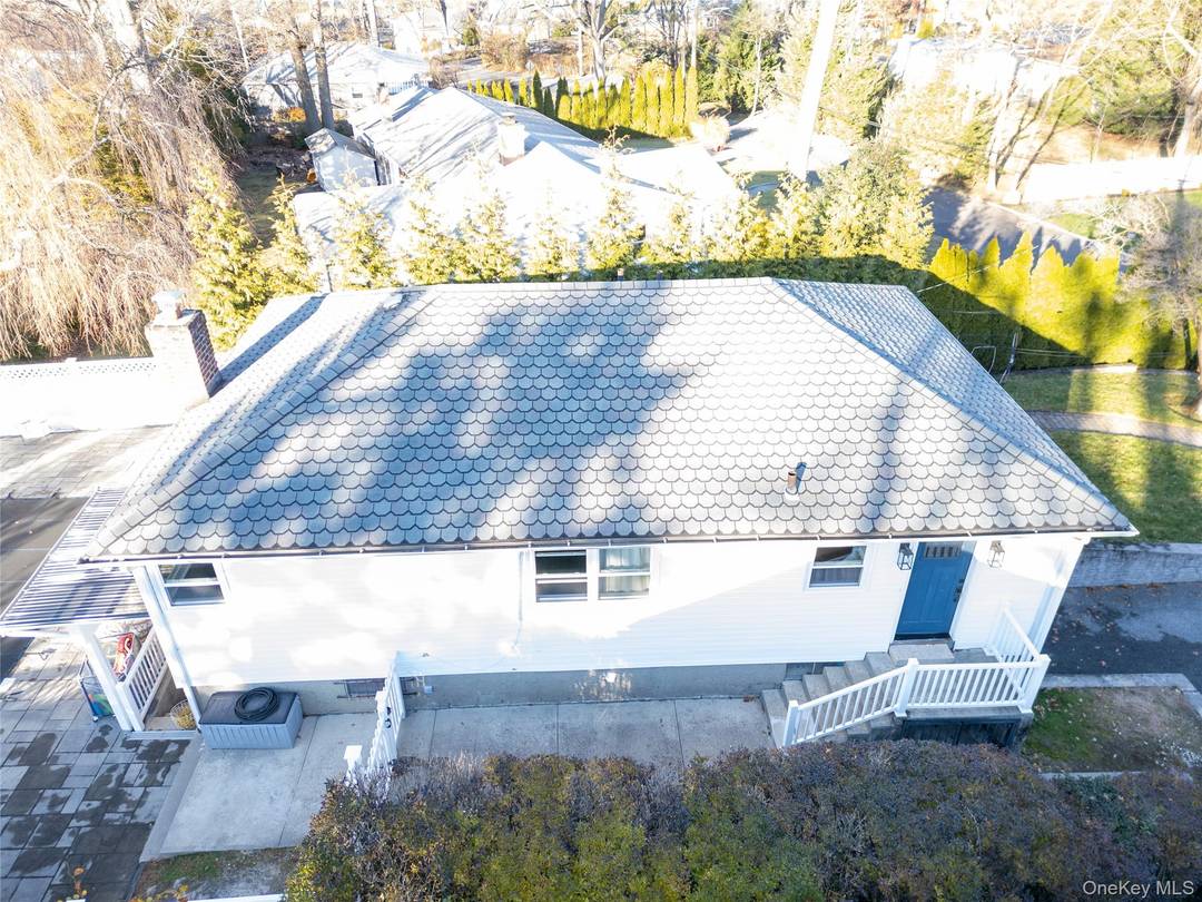 Come see this sunlit 3 bedroom ranch located on a quiet Colonial Heights cul de sac.