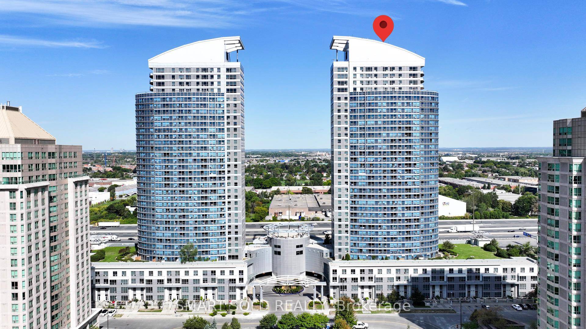 A One Of A Kind Penthouse Offering A Sweeping 300 Degree View Of Toronto, With The Citys Skyline Fully On Display.