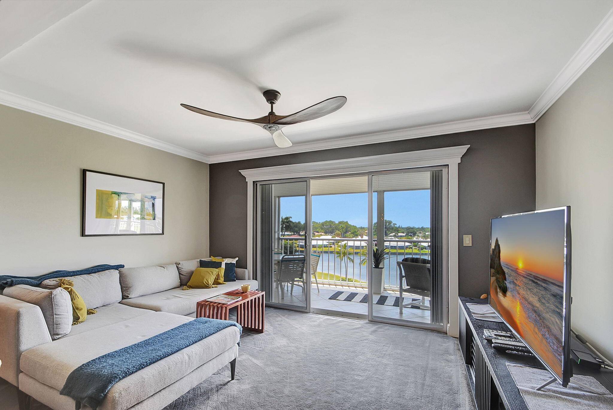 Beautiful 3 bed, 2 bath corner penthouse unit with incredible views !