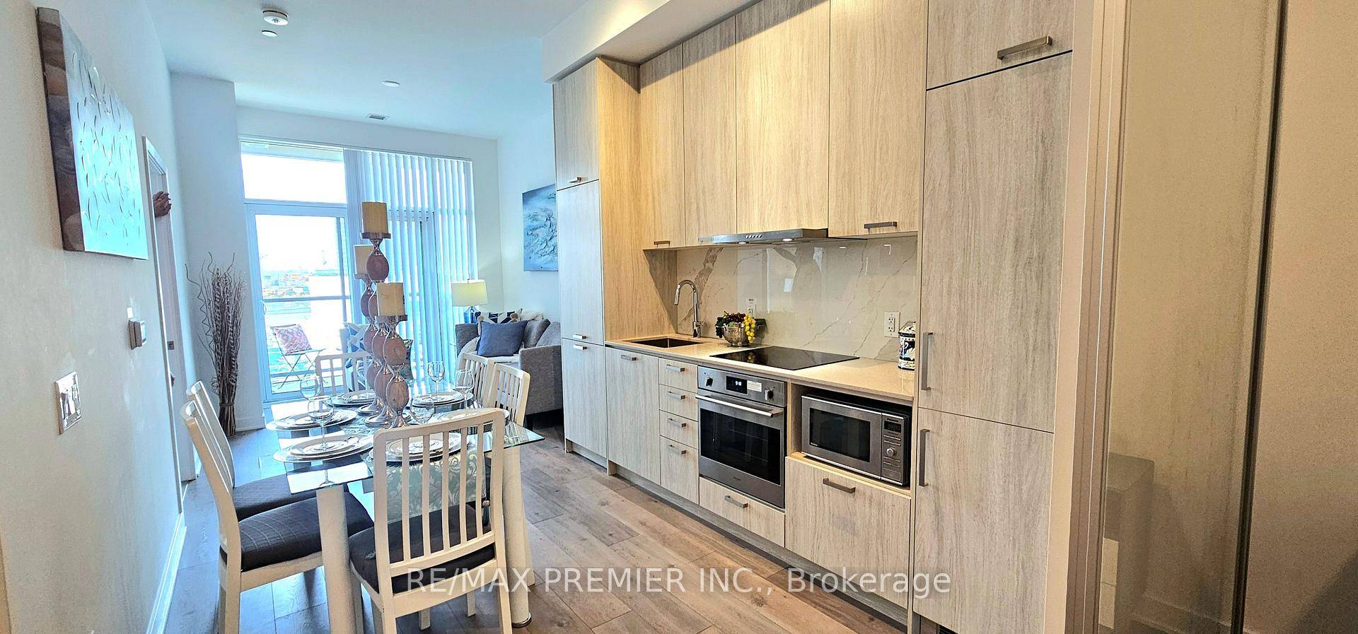 LOCATION ! Welcome to luxurious, 2 bedroom 2 bathroom unit, 2023 built by Menke's Mobilio.
