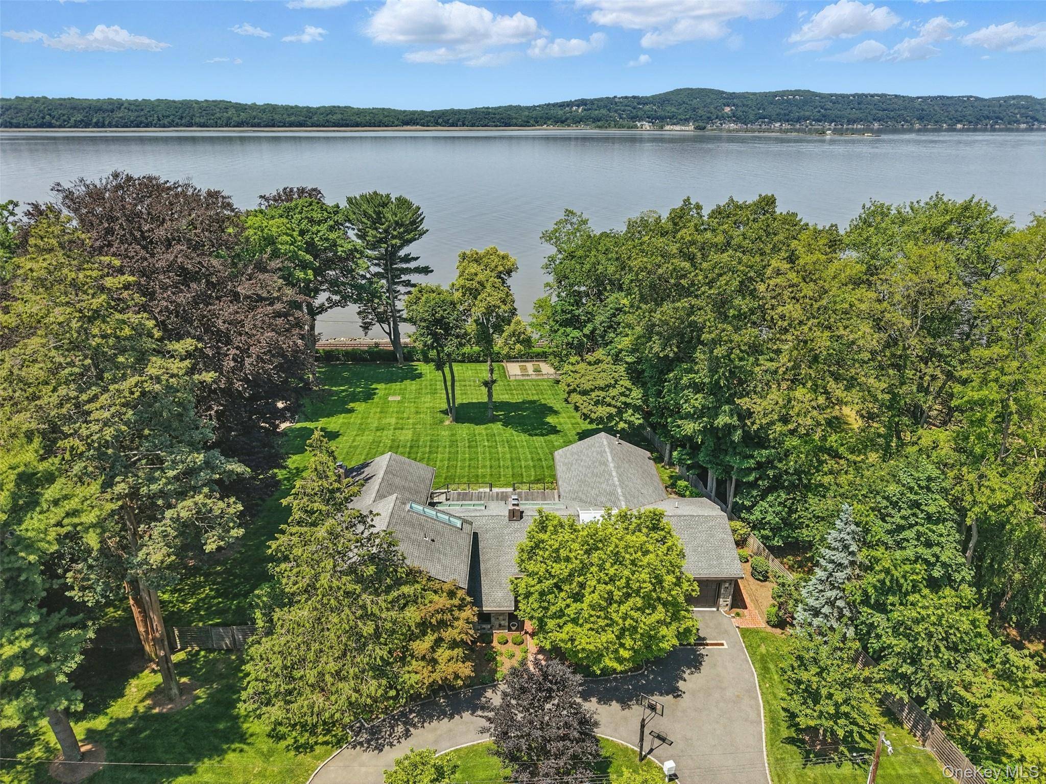 MODERN, TURN KEY LUXURY LIVING ON THE HUDSON amp ; STEPS TO ALL !