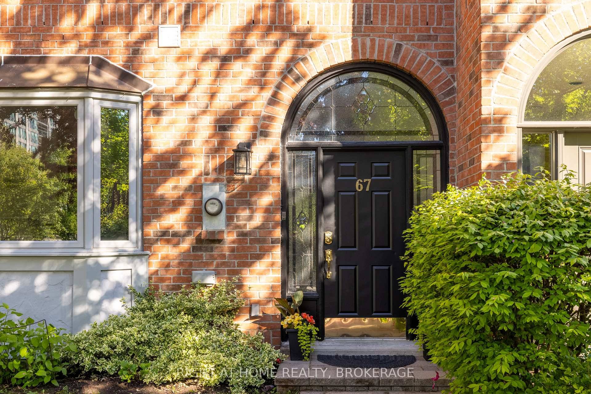 Experience lakeside living at its finest in this stunning 3 bedroom, 3 bathroom freehold townhome offering over 2, 600sqft of living space.