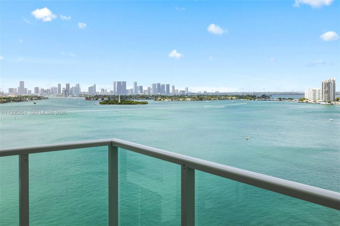Best priced, high floor, 852 sft 1 bedroom unit facing the bay for sale in the Mirador 1000 !