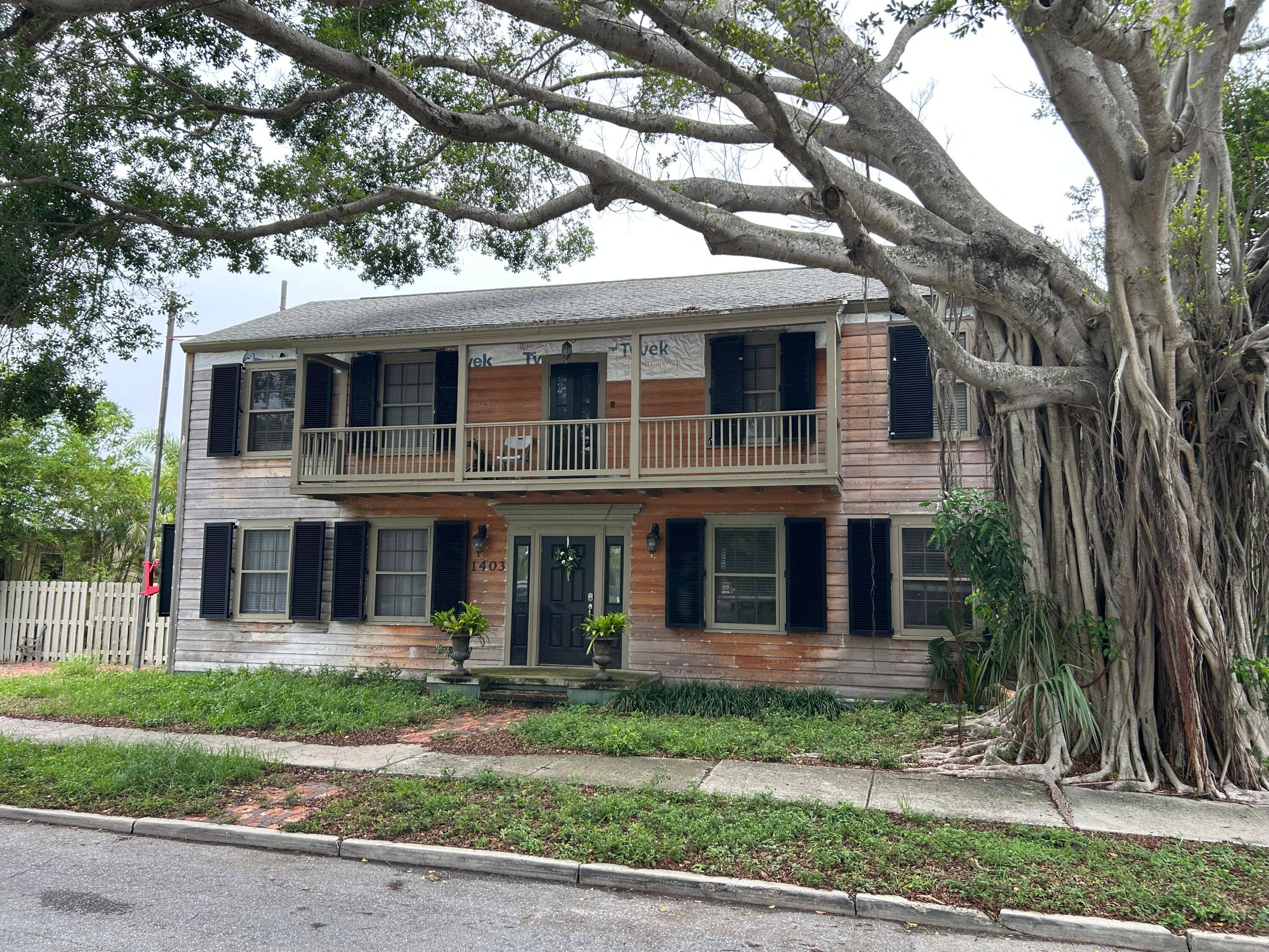 Convert to a single family house or keep as 4 one bedroom 1 bath units.
