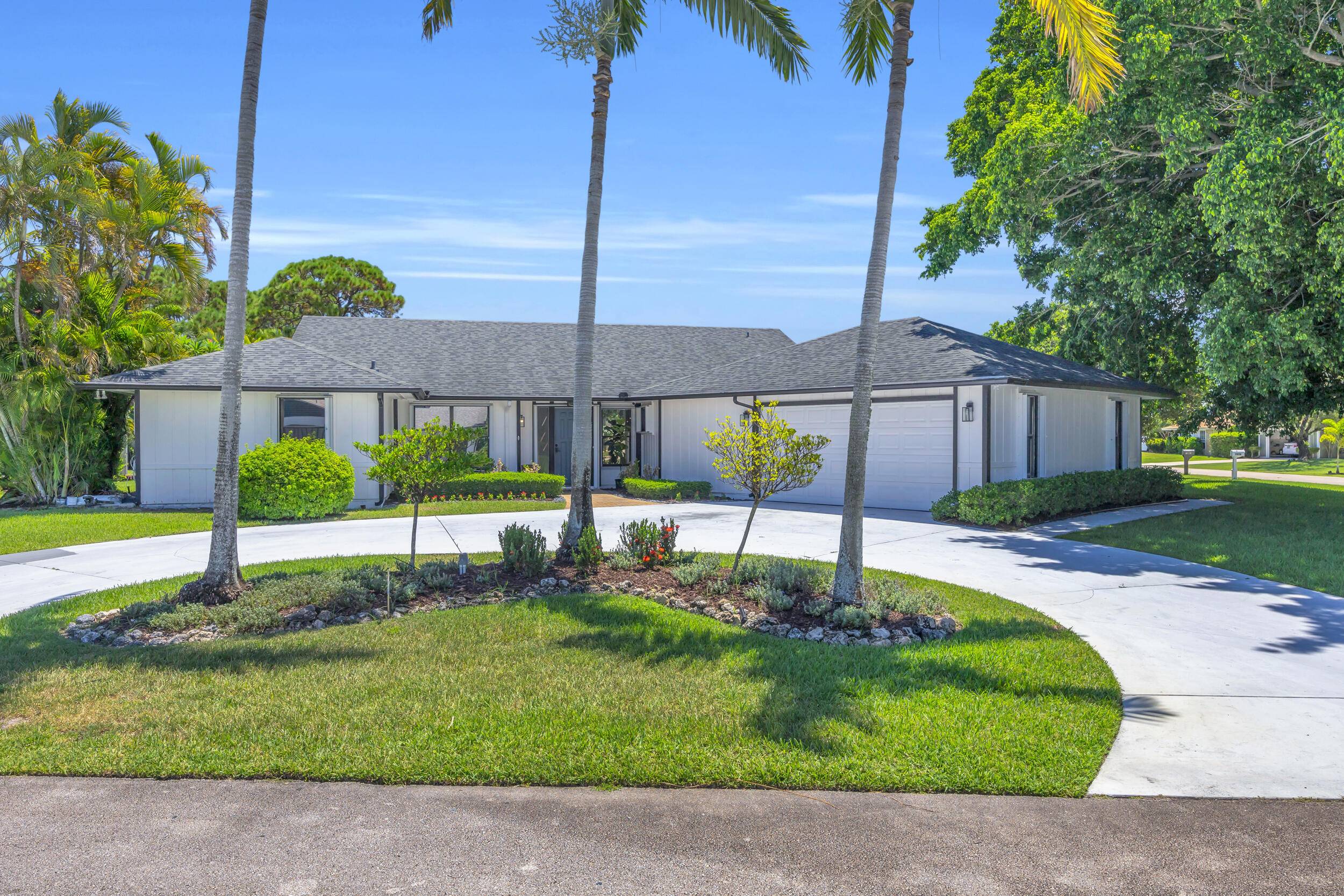 A true value in charming Hobe Sound.