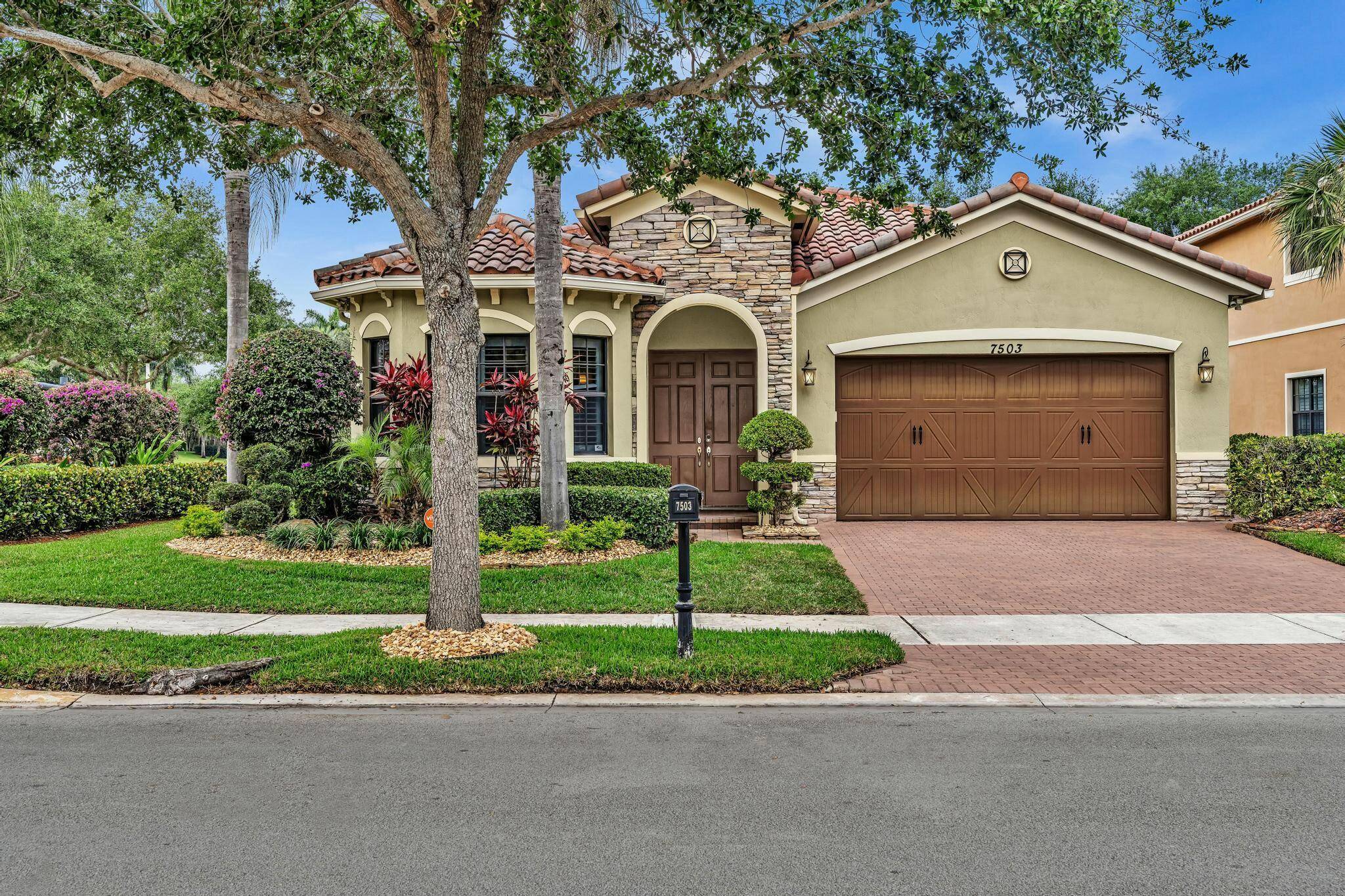 Gorgeous Immaculate 4 bdr 3 ba single story, corner lot in the heart of Parkland.