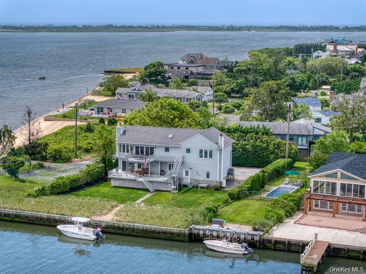 Waterfront Beach House Shinnecock Bay, East Quogue Dock your boat at your private dock !
