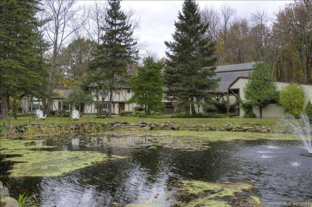 Strawberry Ridge Chalet is nestled between two pristine vineyards overlooking Lake Waramaug.