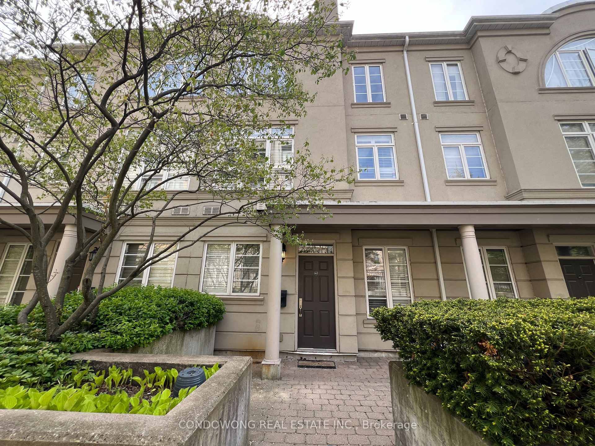 This luxury townhouse is situated in the highly sought after Hoggs Hollow neighborhood, just a short walk to the York Mills TTC subway station for easy access to transit.