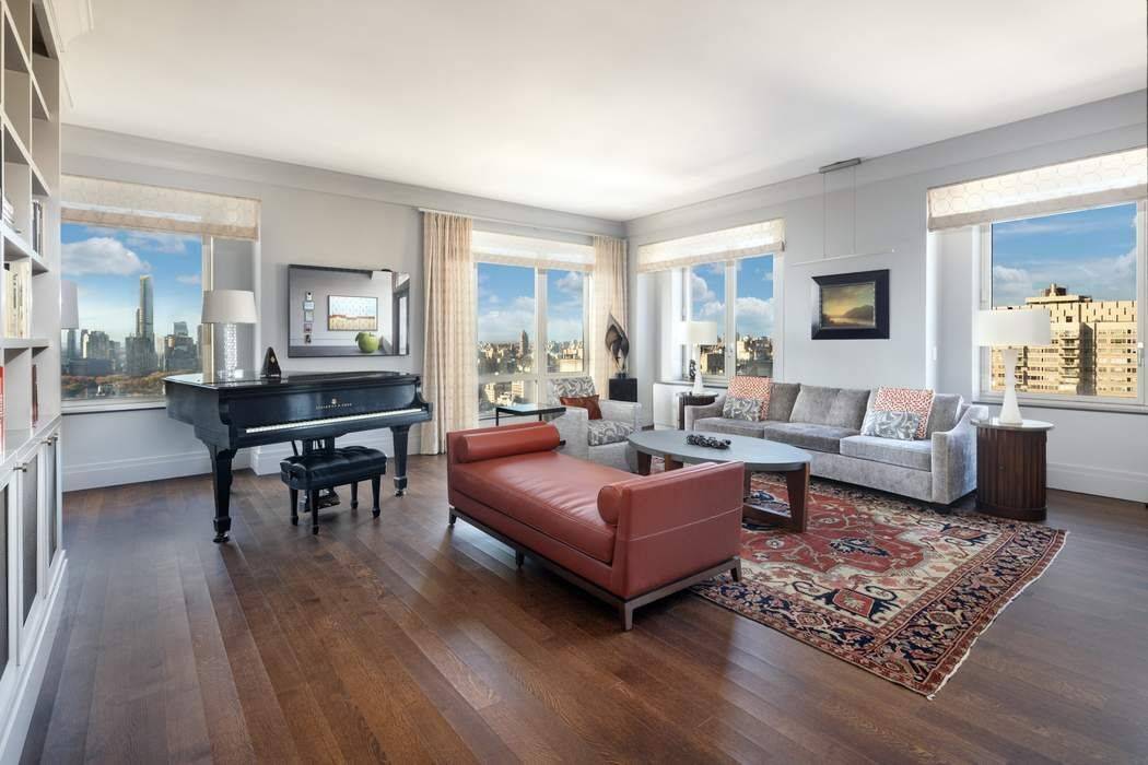 Drenched in light and wrapped in fine design, this fully renovated high floor jewel is a luxurious retreat in the heart of the Upper East Side.