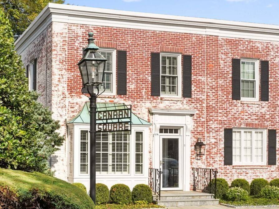 Not to be missed ! Beautifully renovated end unit in the sought after Canaan Square complex.