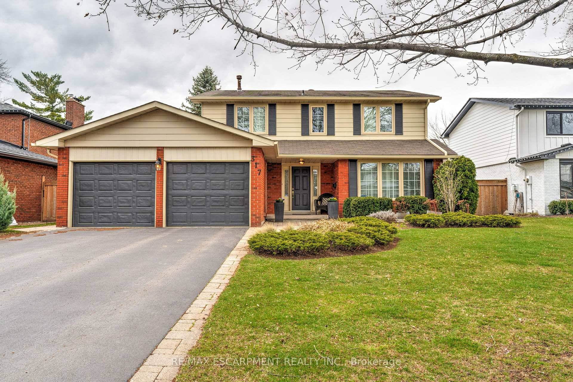 Beautifully appointed home with a perfect blend of traditional and contemporary elements situated in a highly desired neighbourhood and is within walking distance to the lake and top rated schools ...