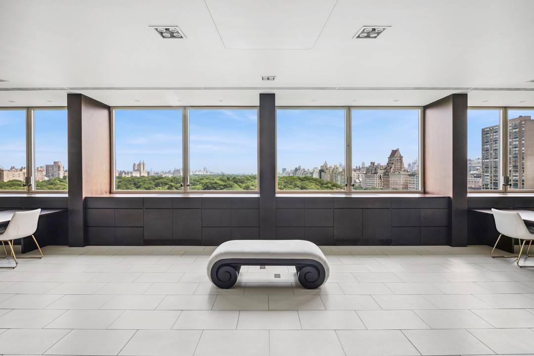 Welcome to Heaven on Earth, A Once in a Lifetime Penthouse Opportunity at 30 Central Park South Presenting an exceptional C ommercial Penthouse Condo on Manhattan s most iconic boulevard, ...