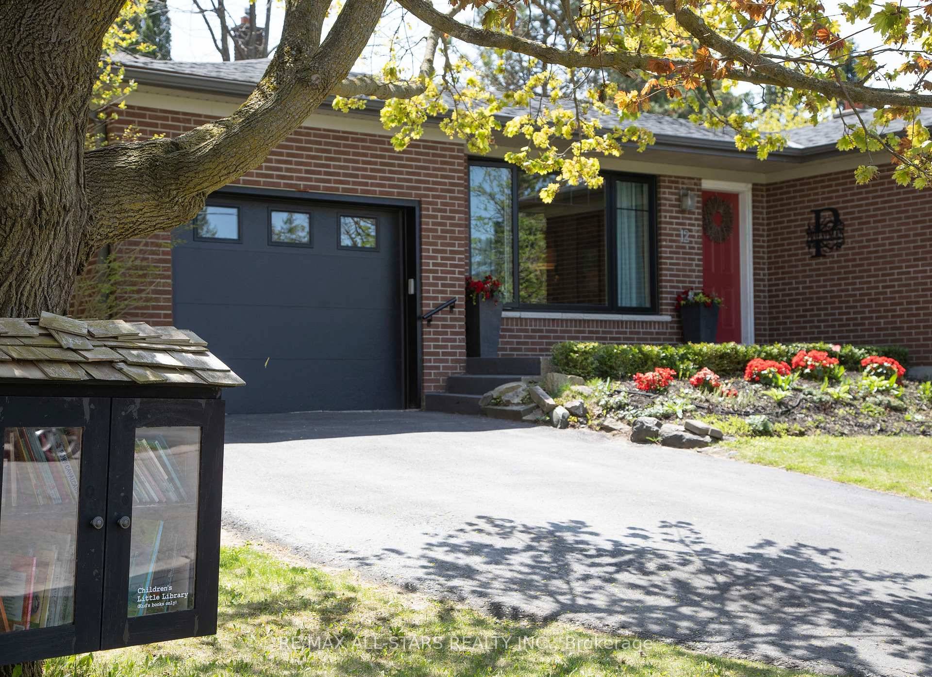 Charming Bungalow on a Spacious Corner Lot !