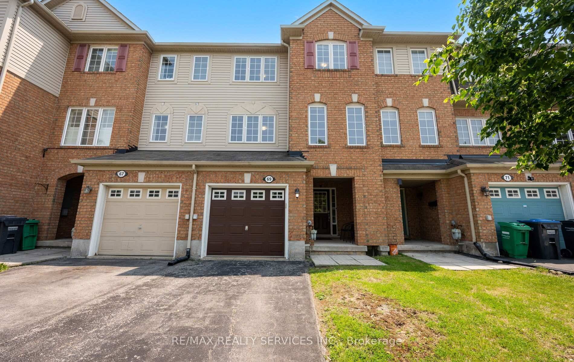 Immaculate, Well Maintained Freehold Townhouse in the prestigious Credit Valley neighbourhood, conveniently located near Mount Pleasant GO Station.