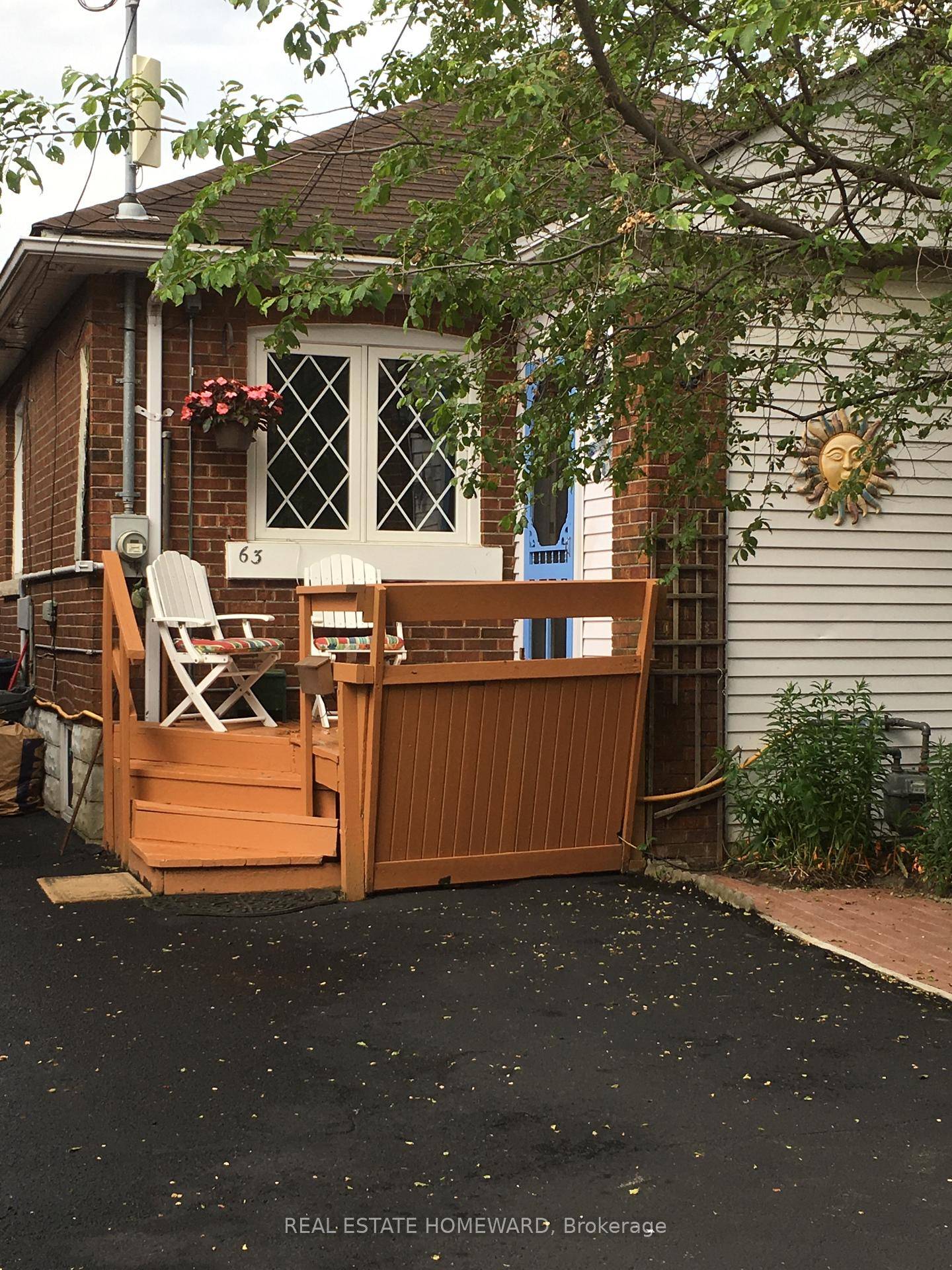 Cozy, Charming main floor 1bdrm Loft.