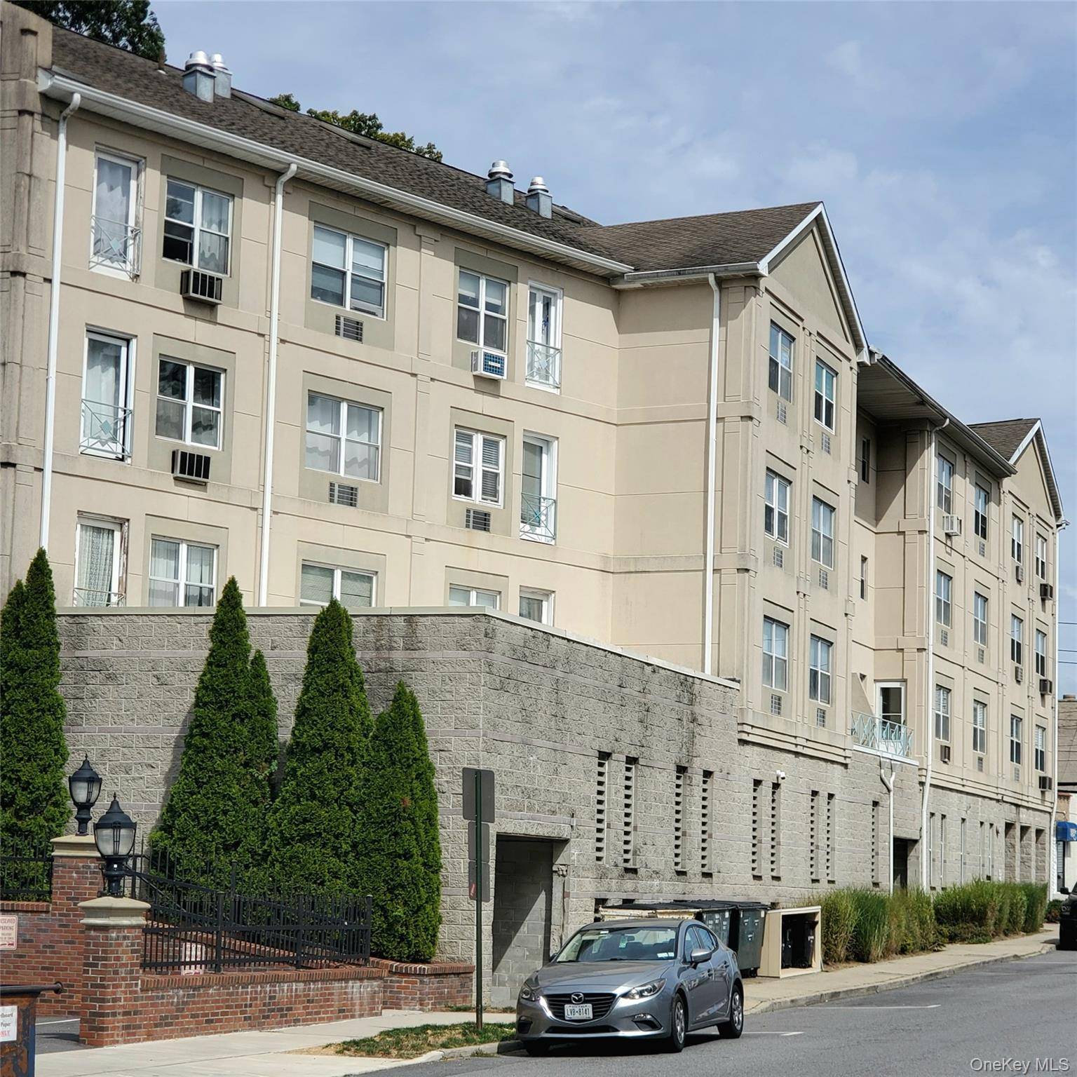Located about 40 minutes from Grand Central on Metro North s New Haven Line, this charming one bedroom condo in the heart of Mamaroneck offers a perfect blend of coastal ...