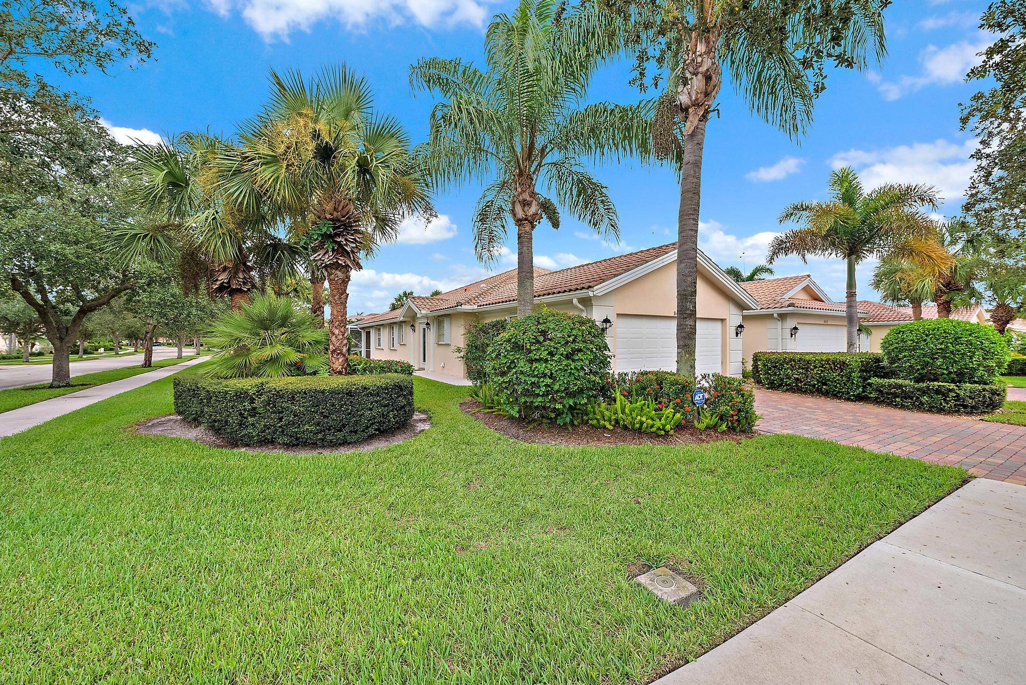 Beautifully maintained 2BR 2BA villa on a desirable corner lot in The Retreat, one of Hobe Sound's most sought after communities.