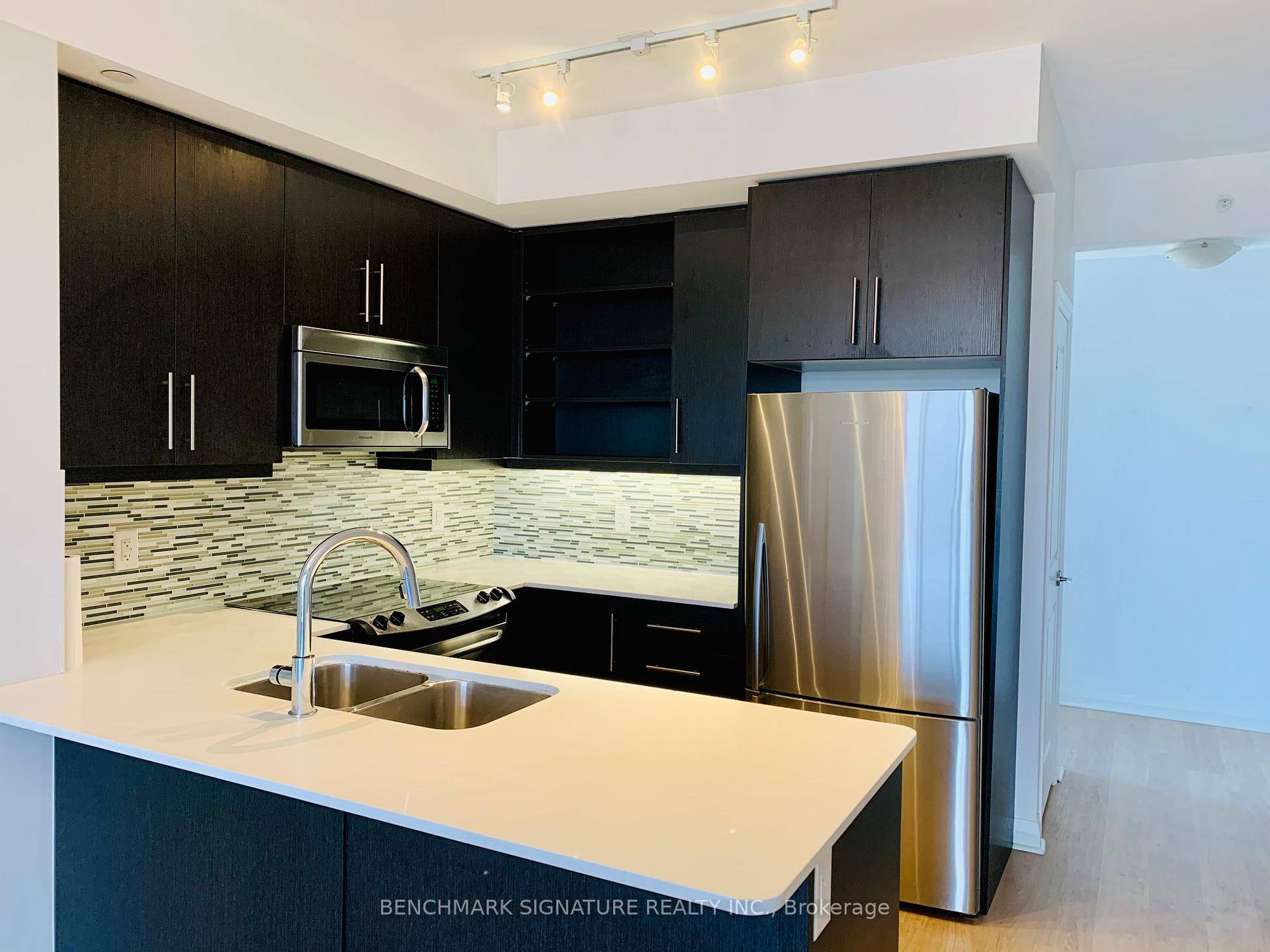 Large Sky City 2 Condo In The Heart Of Richmond Hill.