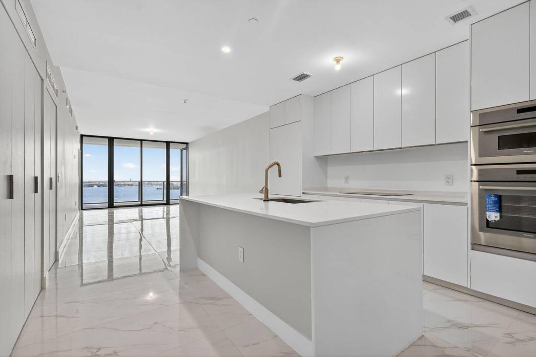 This one's on the 30th floor higher, brighter, and with that full bay view everyone asks for.