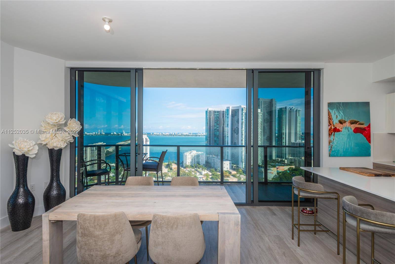Located in the the north east corner of the building, the unit has breathtaking views of Biscayne Bay and even further out to South Beach and the ocean.