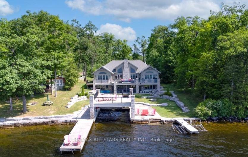 Just 10 minutes outside of the charming town of Bobcaygeon, you will find this stunning year round Lakehouse with 80 ft of gorgeous Pigeon Lake waterfront !
