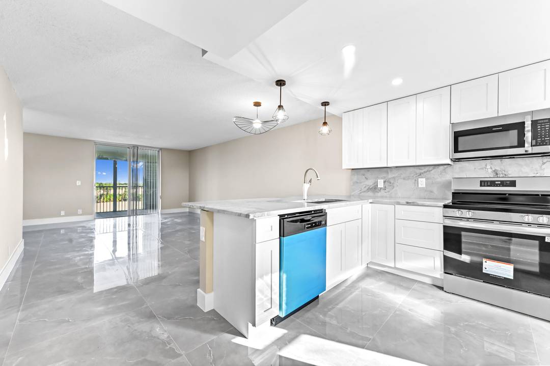 Beautifully remodeled 2BR 2BA den condo 1, 200 sf on the 6th floor with stunning sunrise views.